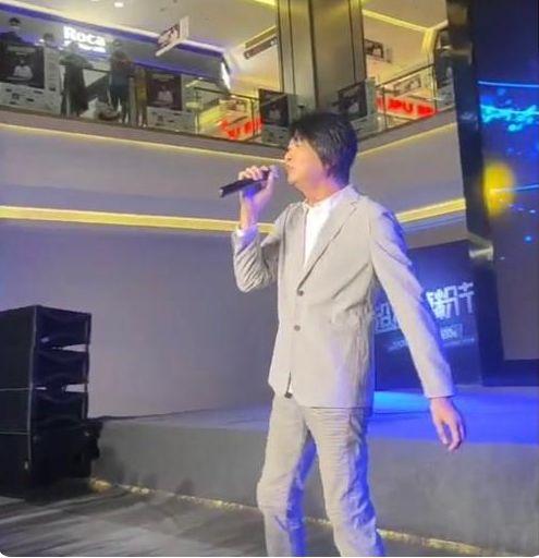 53岁游鸿明小县城捞金?卖力演唱无人回应,现场冷清观众寥寥无几