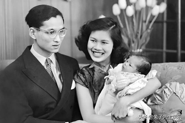 普密蓬国王失手杀了亲哥哥,想要坦白却被母亲阻止,从此再无笑容
