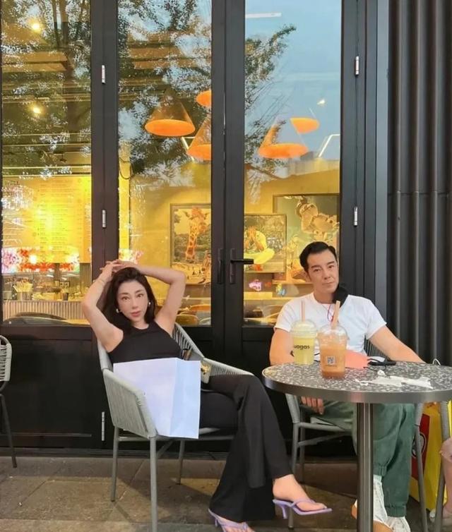 海一天:不靠当领导的父亲,46岁才走红,娶二婚妻子待继子如亲生