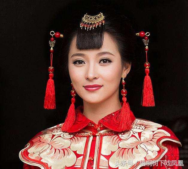旧时洞房风俗，新郎为何得亲手替新娘先解开一衣扣？别想歪了