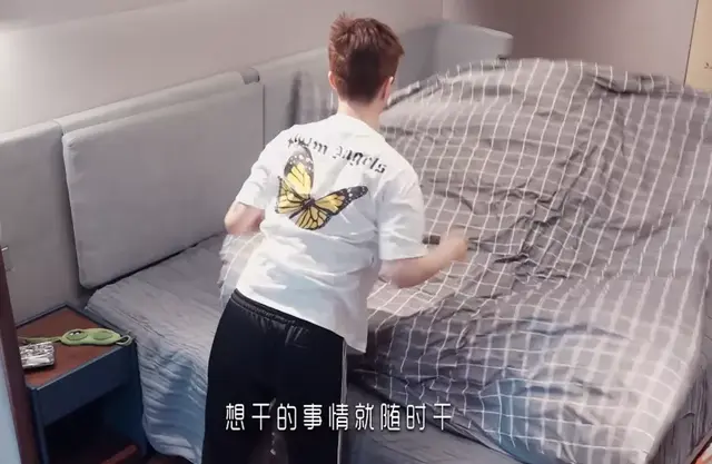 范丞丞私下生活曝光,吃喝玩乐打游戏,粉丝怒其不争劝其考大学