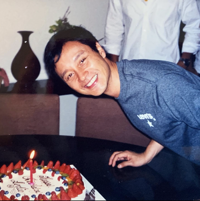 张国荣66岁生日，唐鹤德再分享哥哥旧照