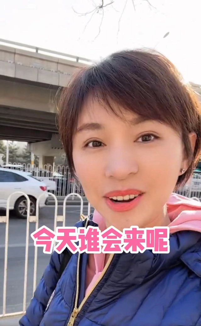 53岁毛宁近照似小伙,身材壮硕面部僵硬,与欧阳夏丹拥抱显亲密