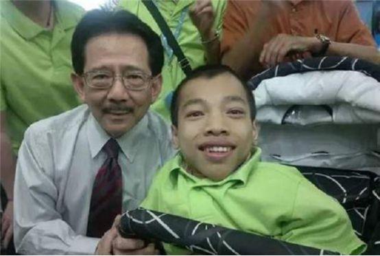 李创利：身高不到1米的“轮椅总裁”，赚3亿后娶美女秘书生下一子
