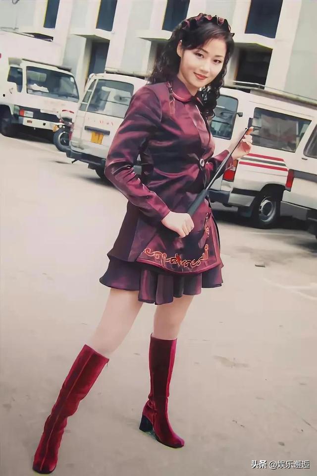 她是官方认定的“美腿王”!52岁的万绮雯状态太好,身材媲美少女