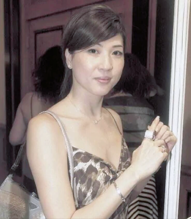 她出身草根容貌气质俱佳,选亚姐奖拿到手软,为人正直后经商致富