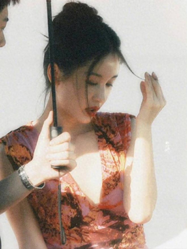 王子文刘宇宁公园演亲热戏，女方花式转圈躺男方怀里，尺度太惊人