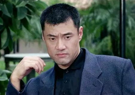于荣光：硬汉也有柔情，出道38年零绯闻，对“丑妻”不离不弃