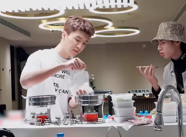 范丞丞私下生活曝光,吃喝玩乐打游戏,粉丝怒其不争劝其考大学