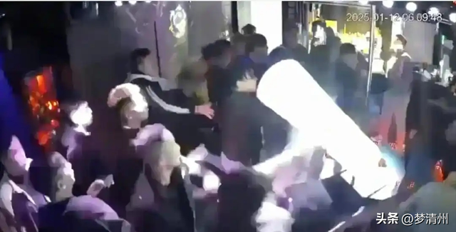 香港黑帮争斗，古惑仔当街“火拼”砍人，900名港警开始反黑行动