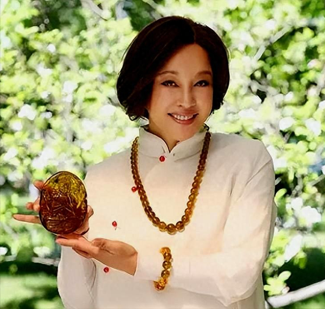 65岁的刘晓庆居然还能怀孕,曾经4次婚姻2次出轨,老公是怎么想的