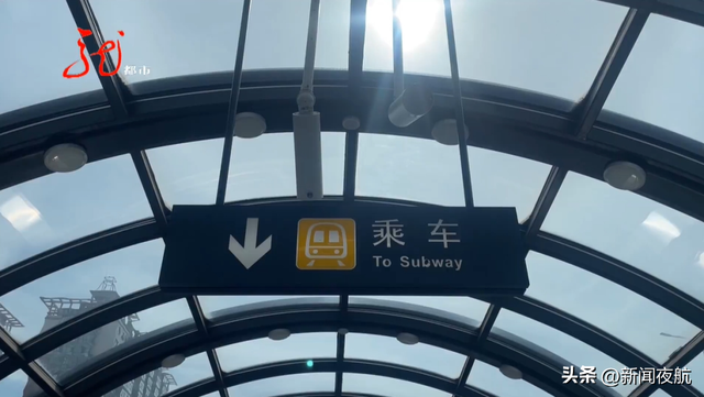 在地铁站向女性播放黄色视频,还裸露下体......这只下流的“狼”终于被抓住了!