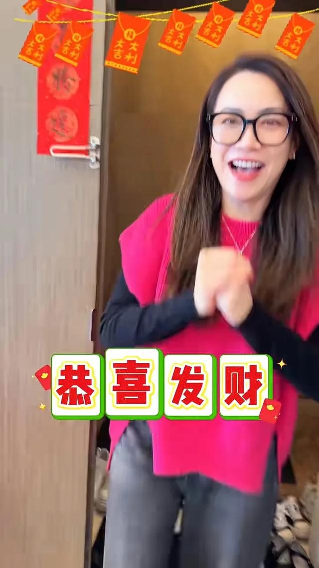 “最美经纪人”霍汶希豪宅曝光，旗下艺人相约团拜，关智斌成团宠