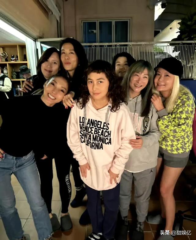 赌王最宠爱的女儿50岁了,在豪宅里办派对,不见亲姐何超琼来参加