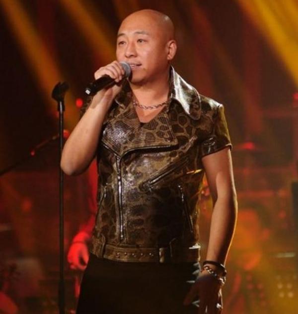 曾是零点乐队的主唱,如今成为演员,与老婆离婚后努力抚养儿子