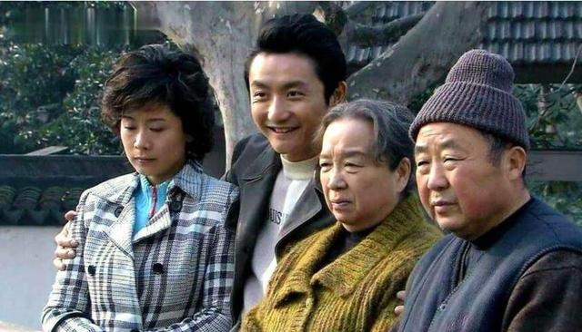 《双面胶》：李亚平跟胡丽鹃的孕期偷欢，藏着她被家暴致死的真相