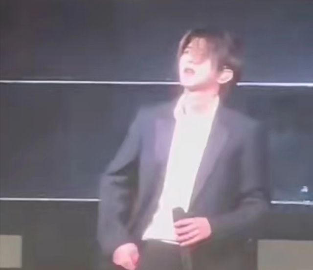 蔡徐坤演唱会现场曝光，发福臃肿颜值滑坡，粉丝疯狂应援惹群嘲