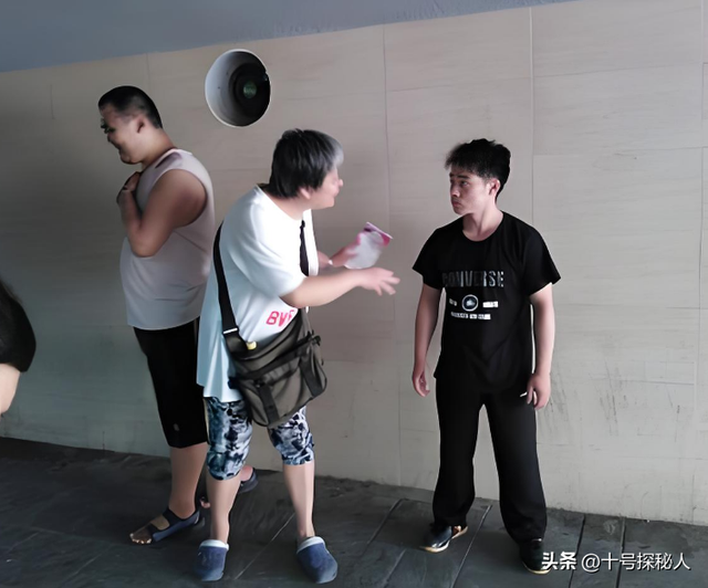 他是体操冠军，却因多次行窃被判入狱，靠街头卖艺乞讨为生
