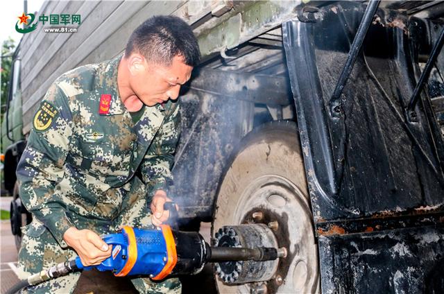 官兵为何叫他“车痴”？因为他眼中只有……