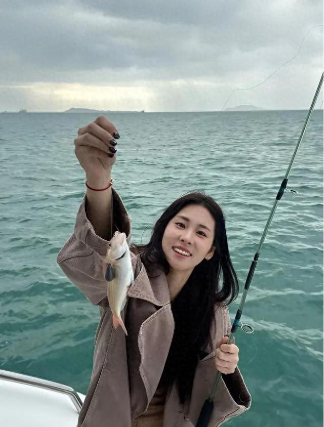 张碧晨6岁的女儿身高惊人 与赵丽颖儿子青梅竹马 华晨宇独自酗酒