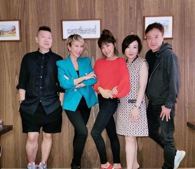 47岁李玟罕见露面！嫁给64岁富豪老公后更美了，穿运动服太性感