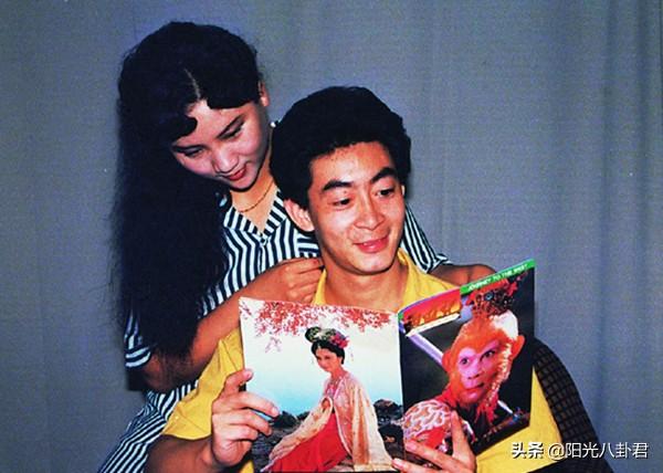 六小龄童庆结婚33周年，与妻子穿情侣装同框，夫妻俩爱情故事好甜