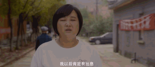 贾玲逝世母亲照片曝光,揭开《你好,李焕英》背后的悲伤故事
