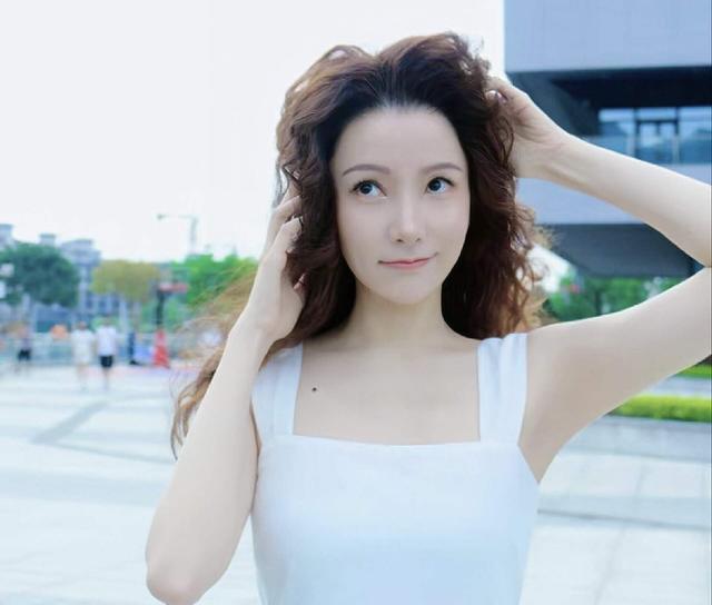 恭喜!香港知名女星被曝结婚,一脱成名后为男友主动收起性感