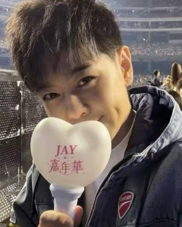 周杰伦父亲周耀中现身演唱会,周杰伦献唱《以父之名》,以报感恩