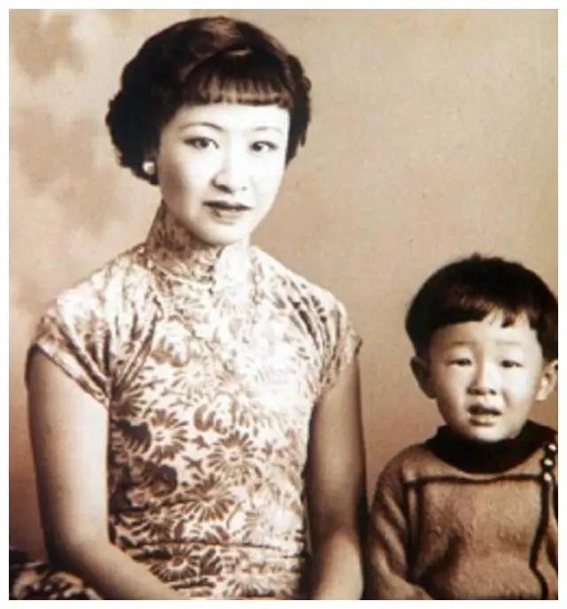 清朝末代格格街头摆摊叫卖,毛泽东称其有志气,我来安排