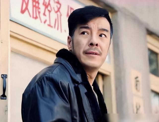 海一天:不靠当领导的父亲,46岁才走红,娶二婚妻子待继子如亲生