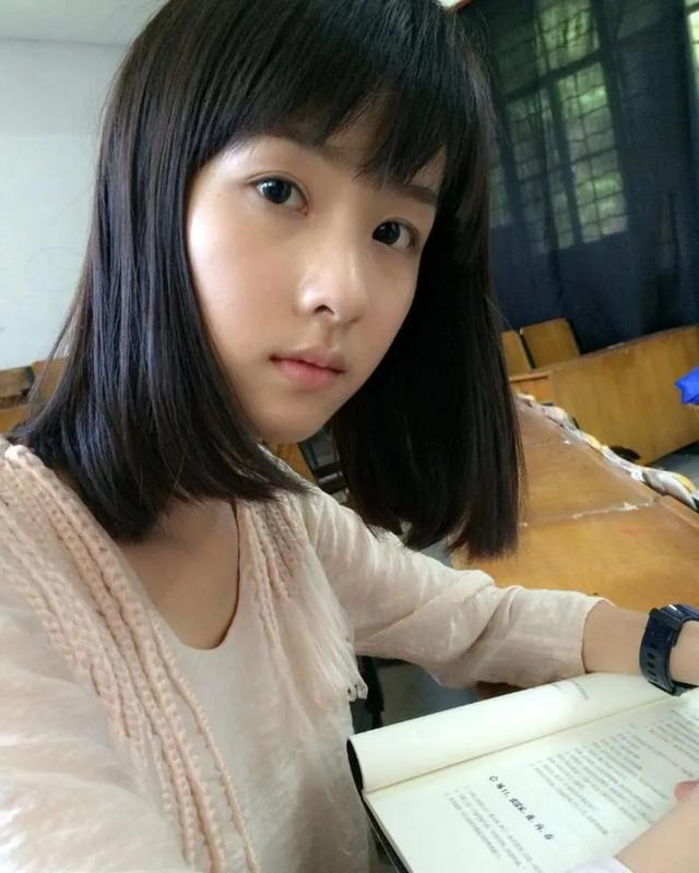 陈都陈都灵灵:黑丝勾勒的时尚蜕变与多元魅力