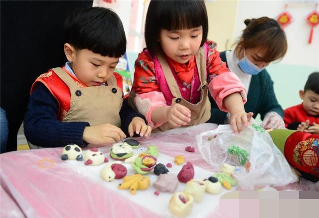 趁妈妈不在，姐姐把弟弟“当马骑”，被发现后“落荒而逃”太逗了