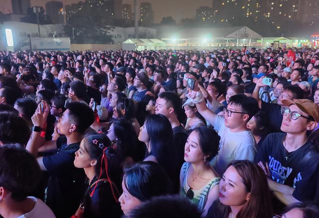 “摇滚音乐演出季”一周年,石家庄草莓音乐节火热举行,4万乐迷感受摇滚之城激情活力