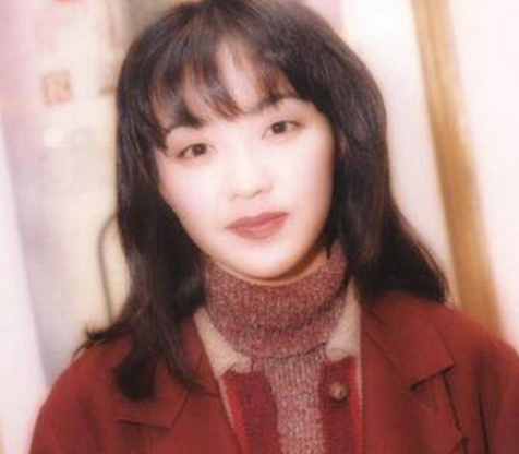 “天后”陈慧娴,与初恋痴缠6年,跟张学友当众拥吻,至今仍未婚