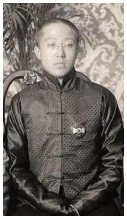 清朝末代格格街头摆摊叫卖,毛泽东称其有志气,我来安排