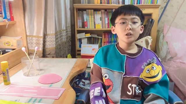张家豪:用卡纸做了一个小鼓