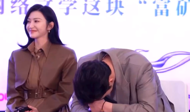 景甜张彬彬又被疑恋爱！采访途中互动太甜，戏外不避嫌挽手扫楼
