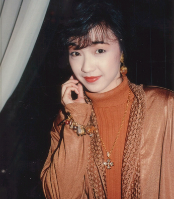 “天后”陈慧娴,与初恋痴缠6年,跟张学友当众拥吻,至今仍未婚
