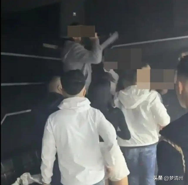 香港黑帮争斗，古惑仔当街“火拼”砍人，900名港警开始反黑行动