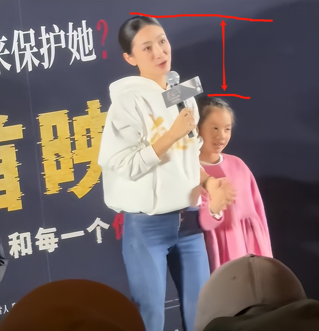 8岁何陶首次公开露面,全程乖巧,妈妈亲手给她整理衣领,好贴心