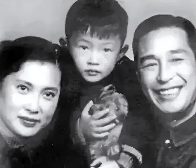 秦怡离世：看着丈夫、儿子和妹妹相继去世，晚年坚强活成传奇