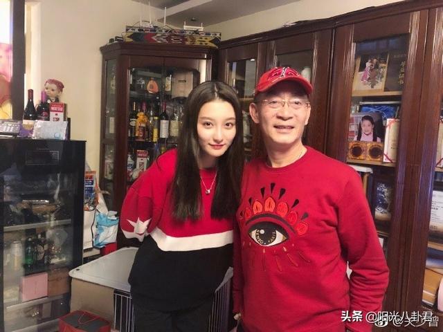 六小龄童庆结婚33周年，与妻子穿情侣装同框，夫妻俩爱情故事好甜