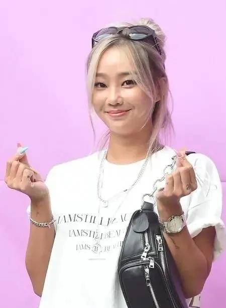 韩星红毯被要求摘口罩,裴珠泫臭脸回应,此前已有多名爱豆感染