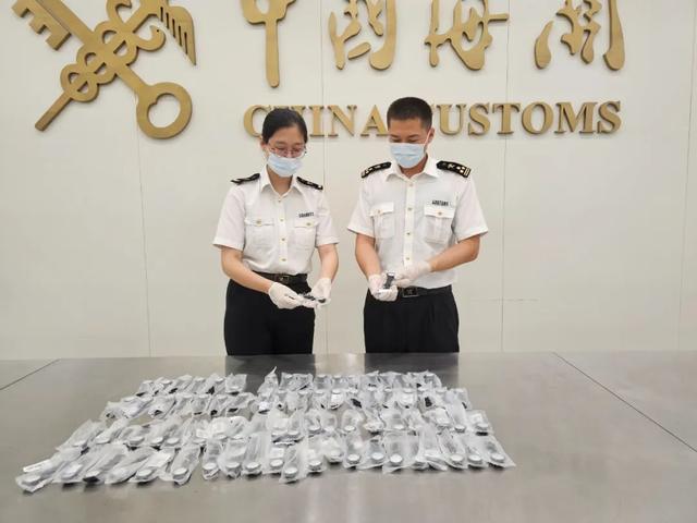 这腿是“肿”么了?原来阔腿裤下面竟藏着……