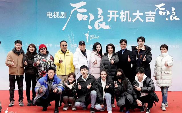 54岁江珊复出拍戏！开机笑容灿烂卧蚕比眼大，做配仍居C位地位高