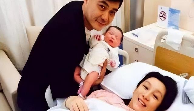 同是王新军儿子,前妻生的和后妻生的一对比,差距太明显了