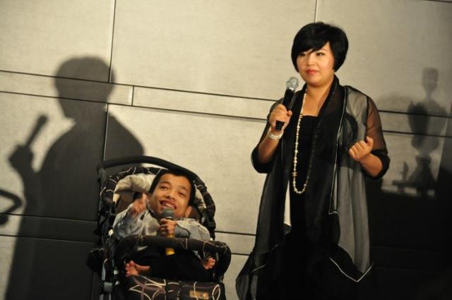 李创利：身高不到1米的“轮椅总裁”，赚3亿后娶美女秘书生下一子