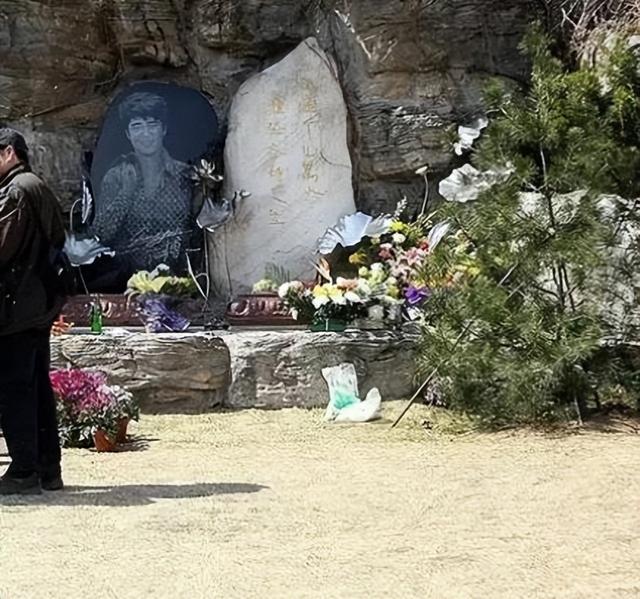 他28岁跳楼身亡,离开前顶楼徘徊3小时,留17字感人遗言告别人间