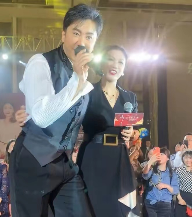 53岁毛宁近照似小伙,身材壮硕面部僵硬,与欧阳夏丹拥抱显亲密